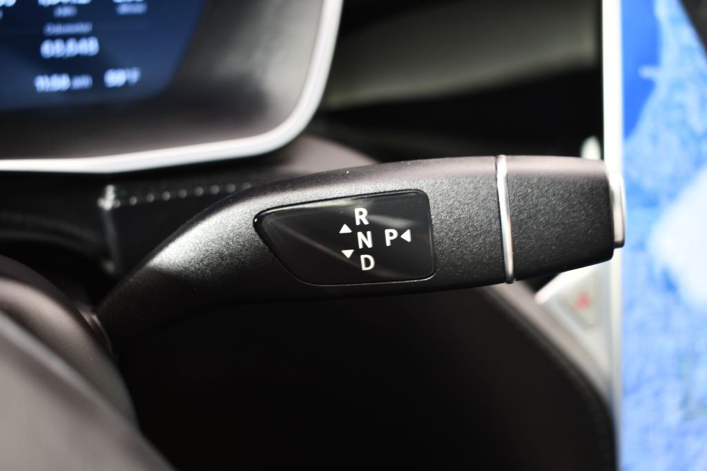 2015 Tesla Model S Image 24
