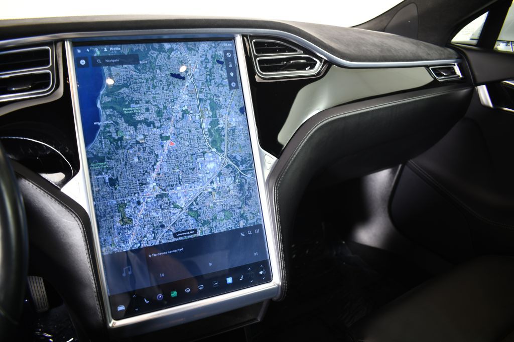 2015 Tesla Model S Image 25