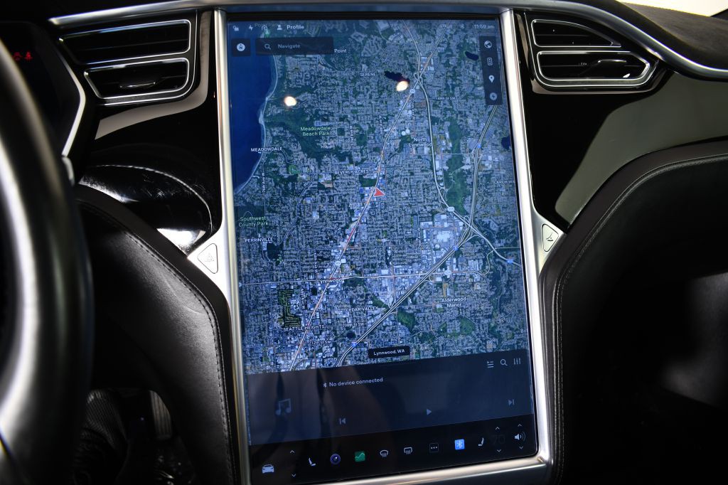 2015 Tesla Model S Image 26