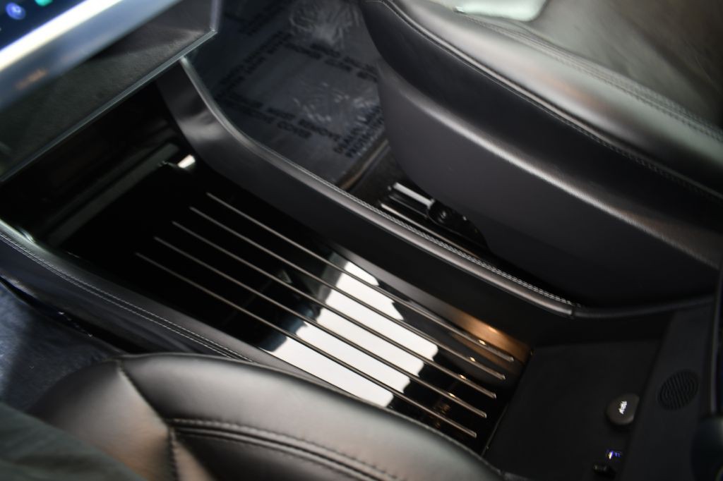 2015 Tesla Model S Image 27