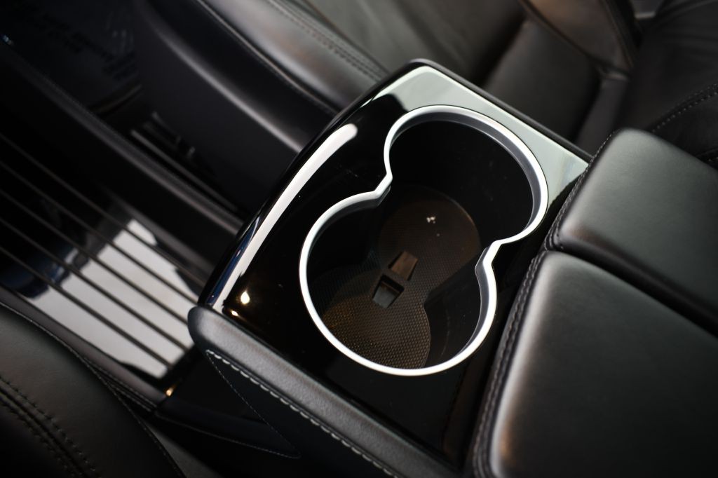 2015 Tesla Model S Image 28