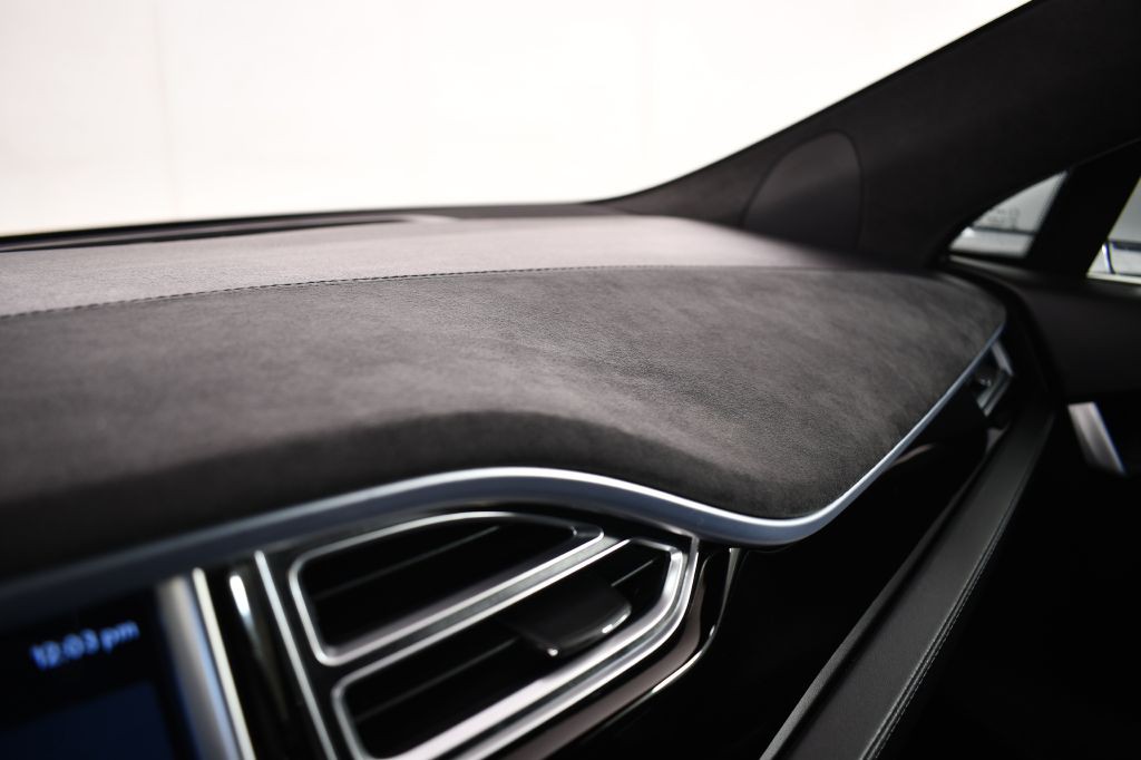 2015 Tesla Model S Image 31