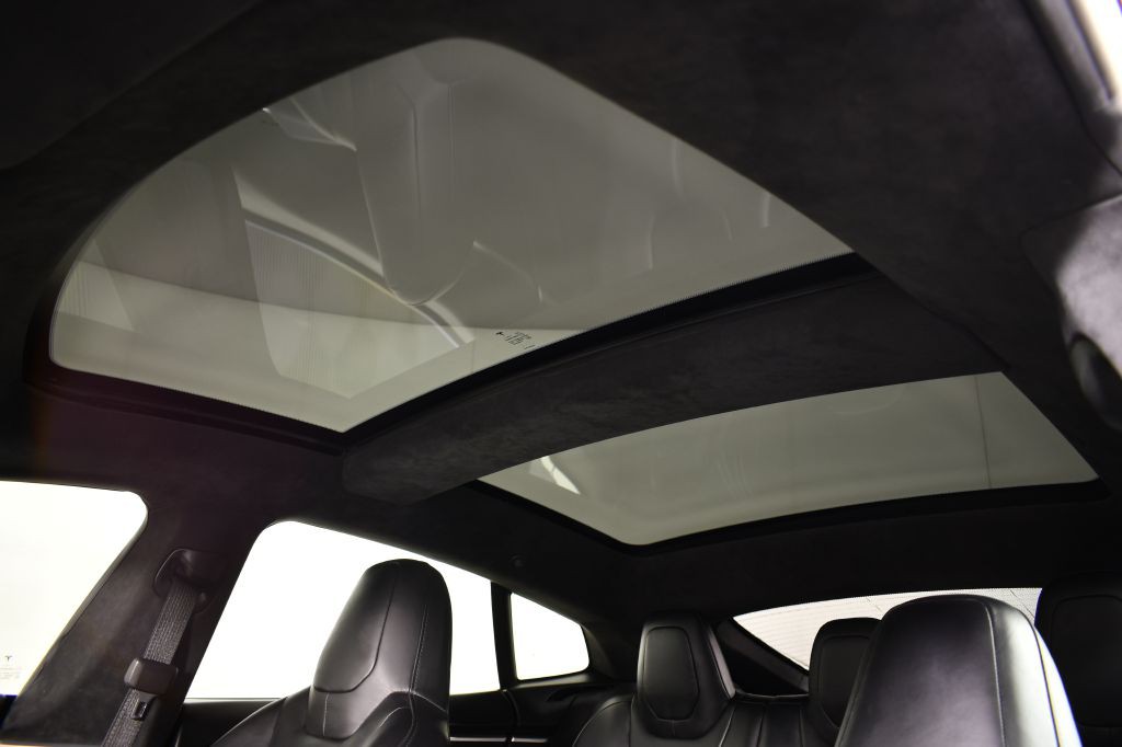 2015 Tesla Model S Image 33
