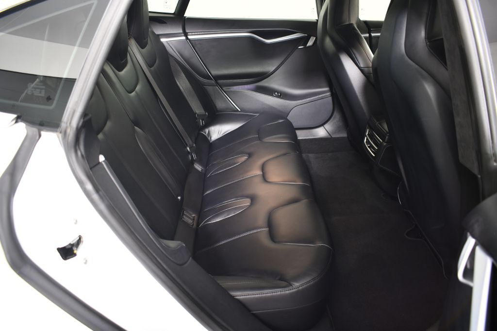 2015 Tesla Model S Image 40