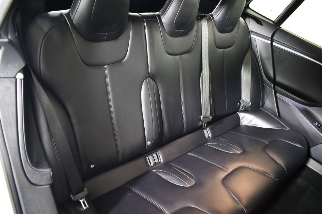 2015 Tesla Model S Image 41