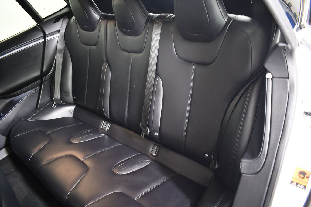 2015 Tesla Model S Image 43