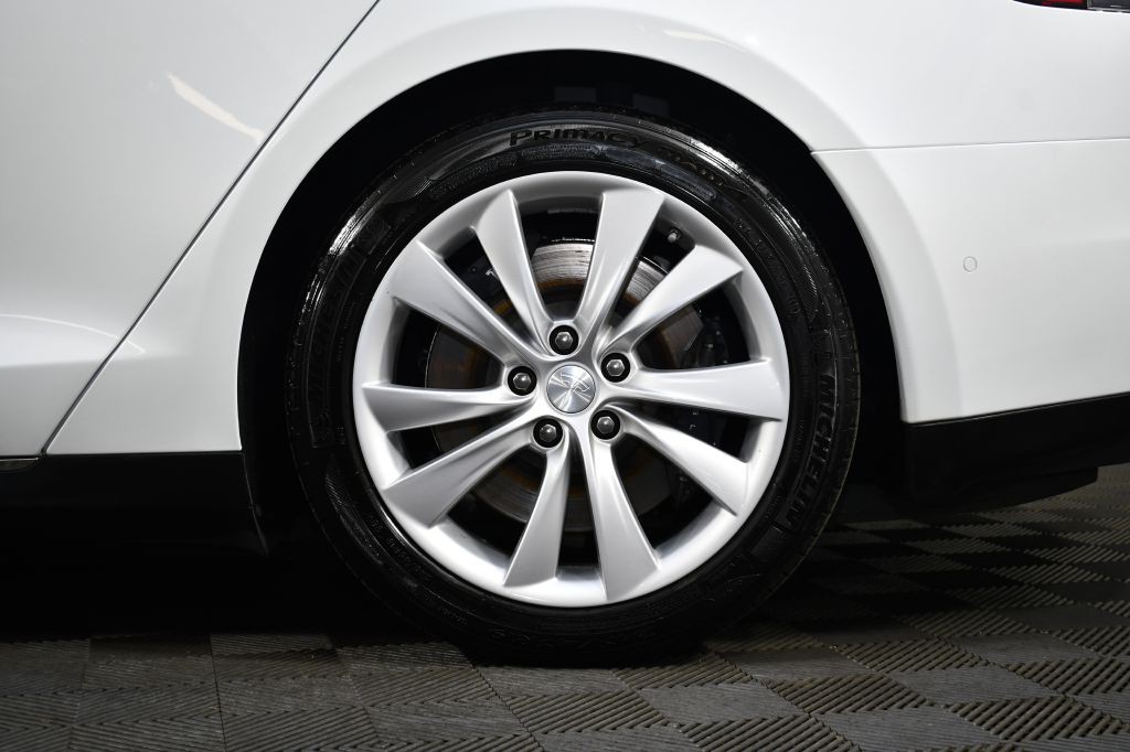 2015 Tesla Model S Image 44