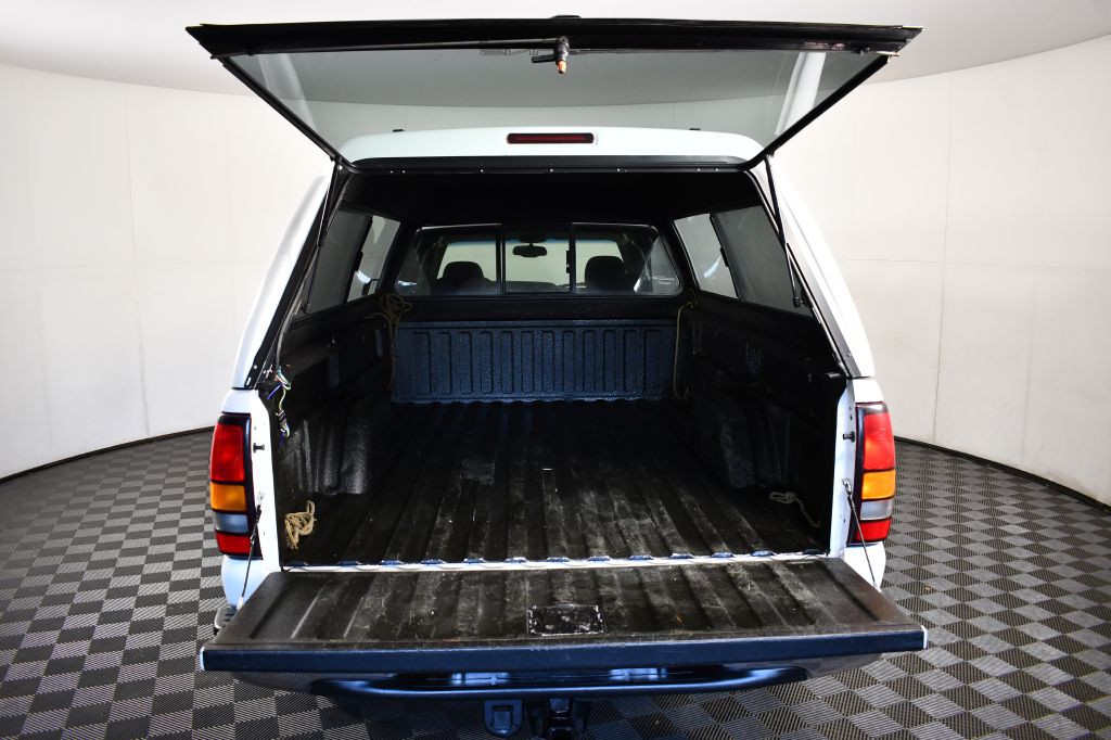 2005 GMC Sierra Image 8