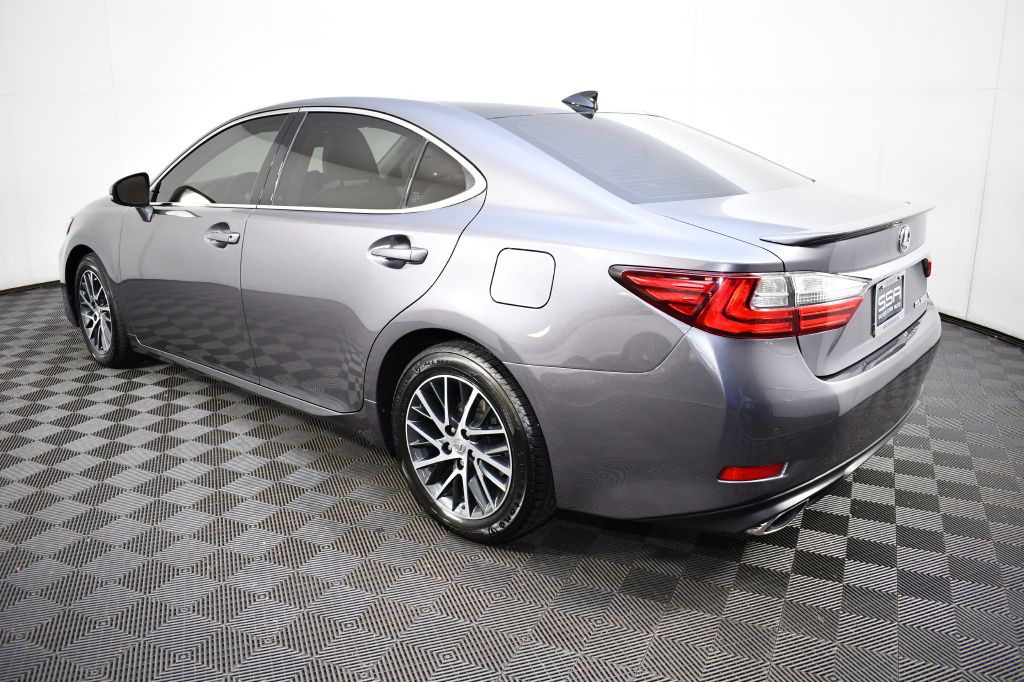 2016 Lexus ES Image 10