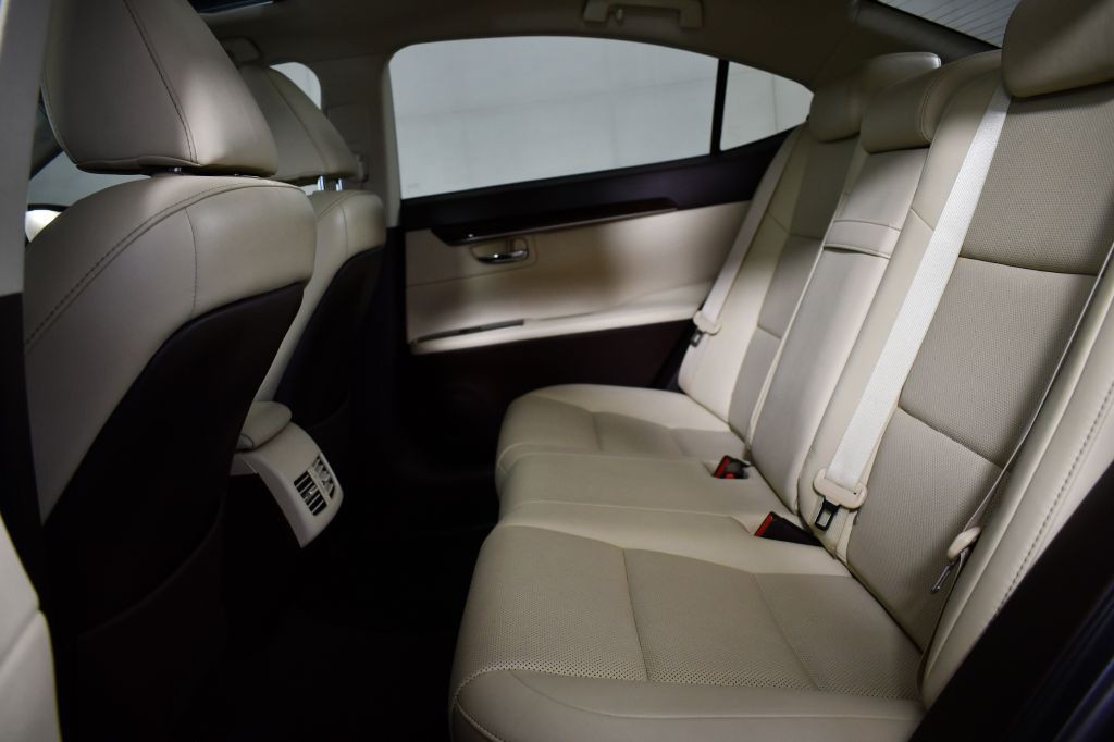 2016 Lexus ES Image 14