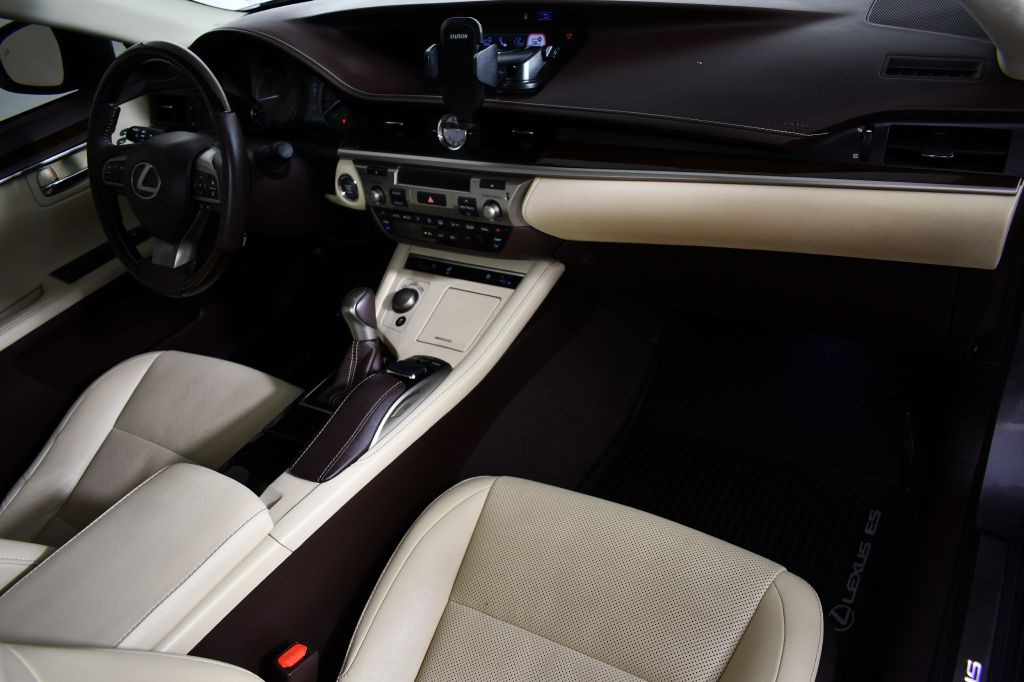 2016 Lexus ES Image 16