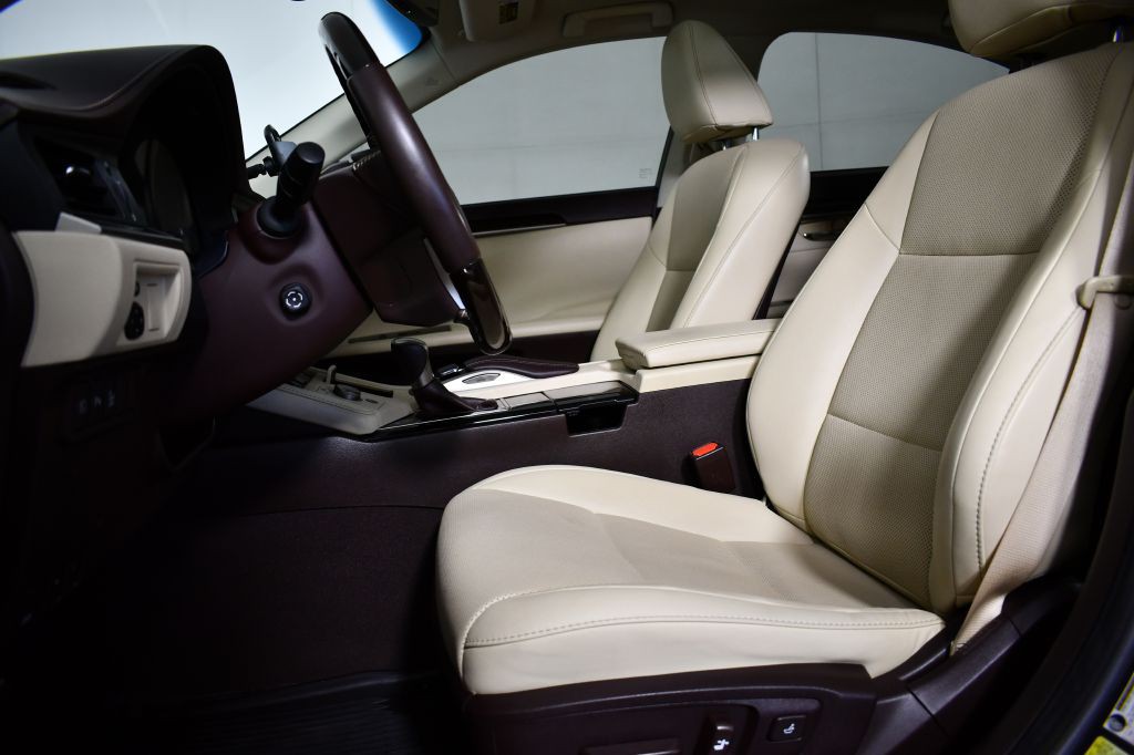 2016 Lexus ES Image 17