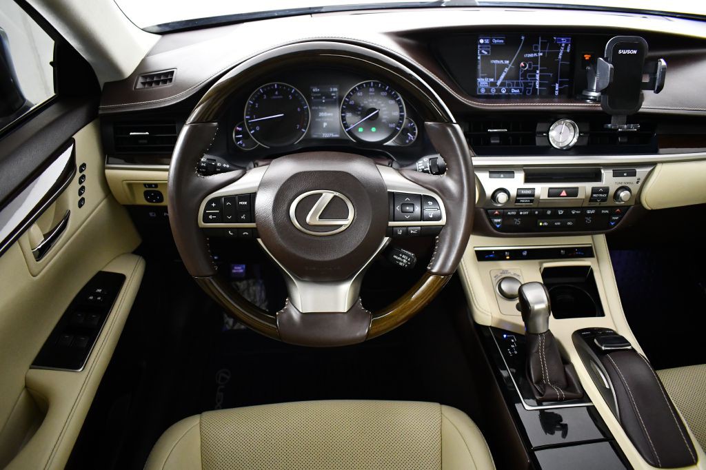 2016 Lexus ES Image 19
