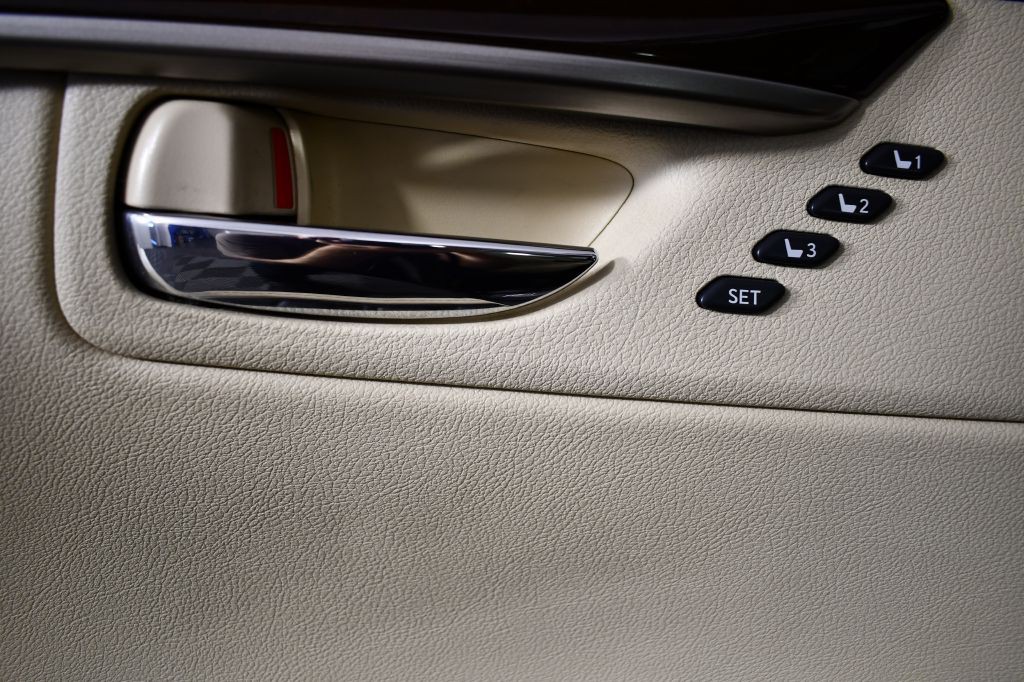 2016 Lexus ES Image 21