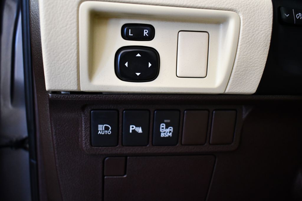 2016 Lexus ES Image 23