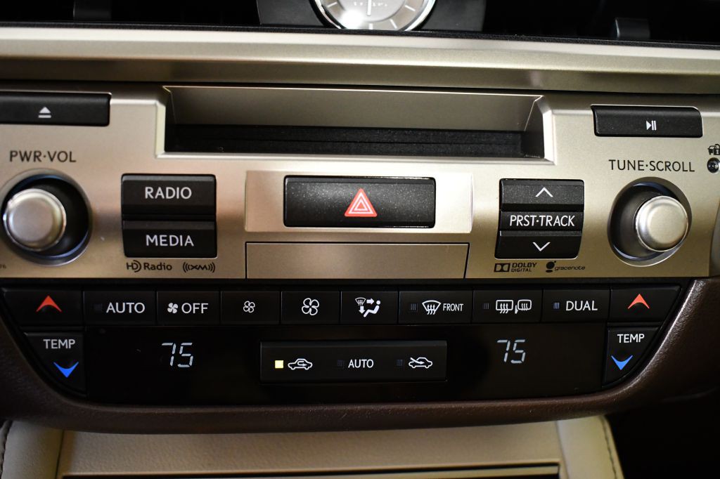 2016 Lexus ES Image 32