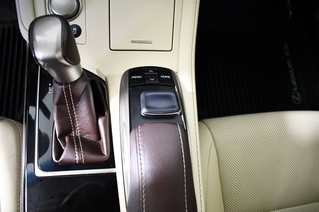2016 Lexus ES Image 36