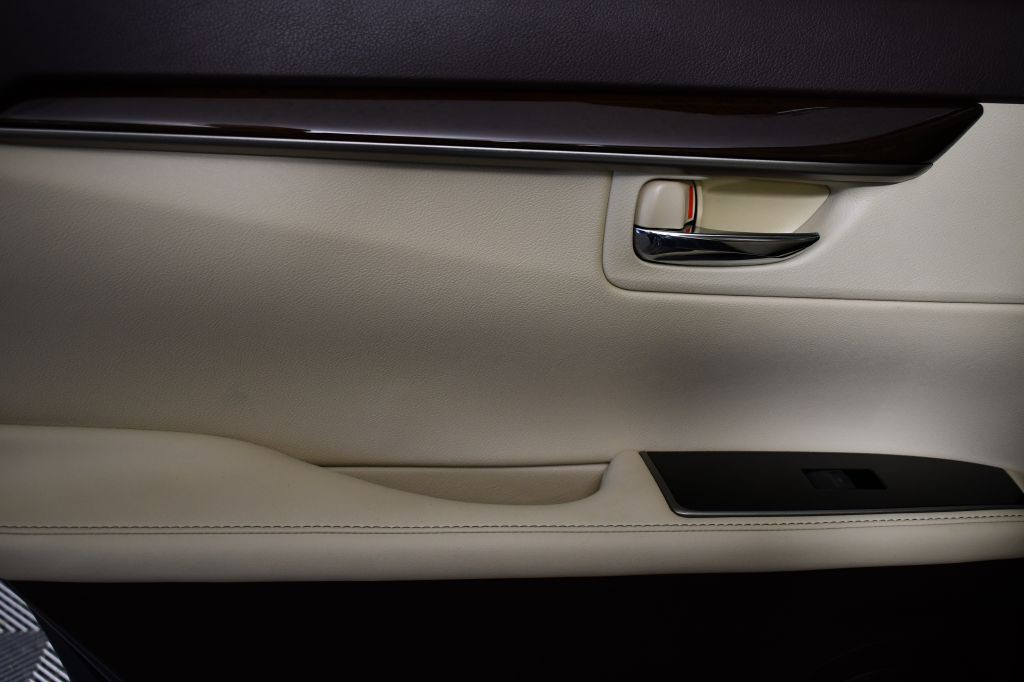 2016 Lexus ES Image 40
