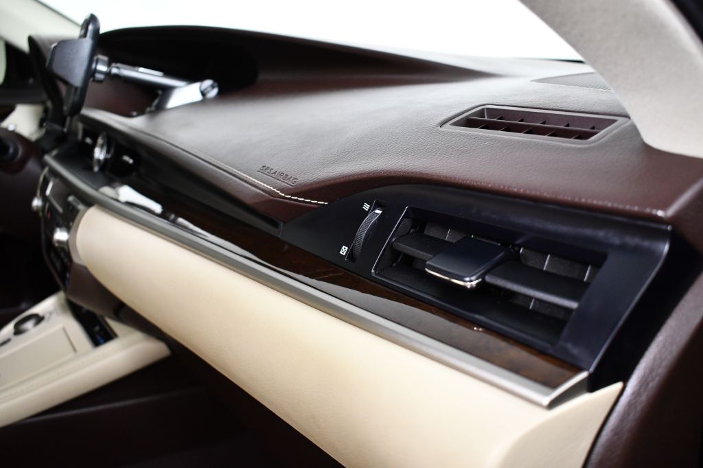 2016 Lexus ES Image 42