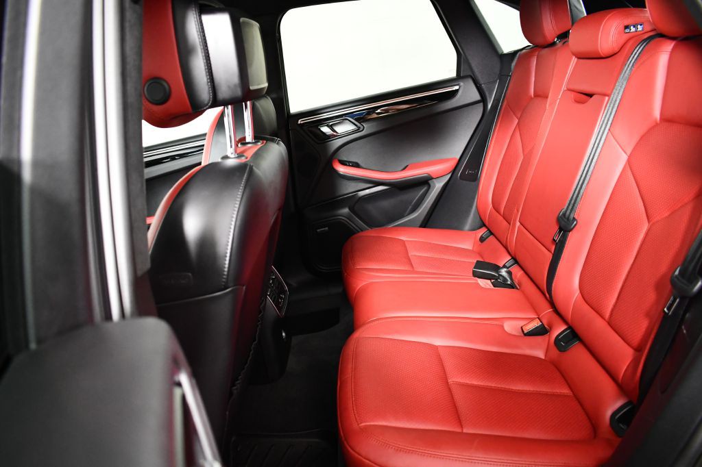 2016 Porsche Macan Image 18