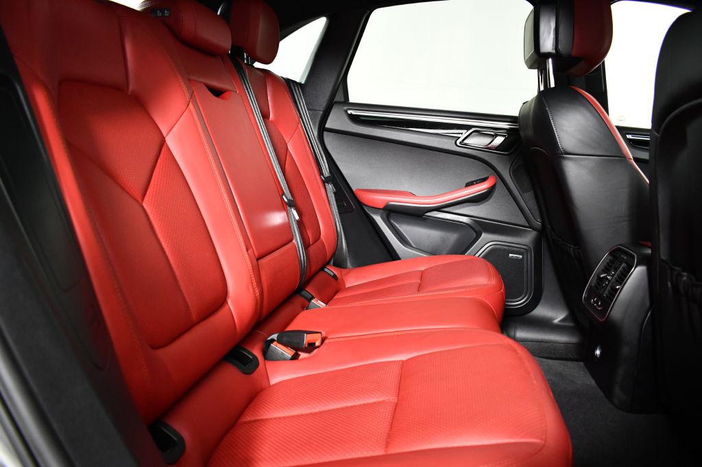 2016 Porsche Macan Image 19