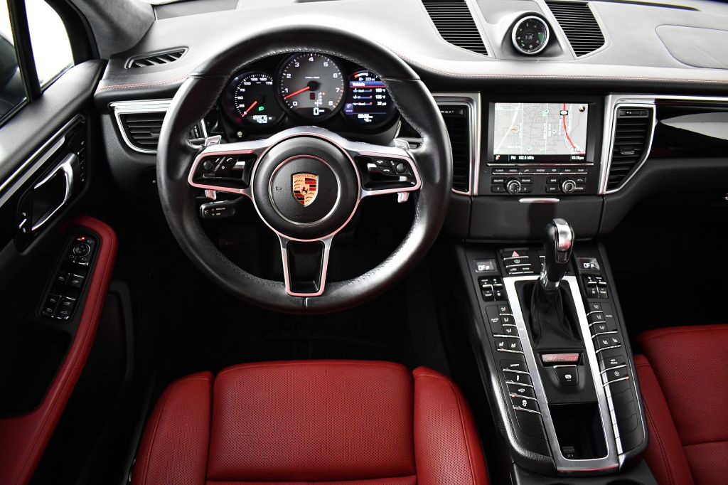 2016 Porsche Macan Image 24