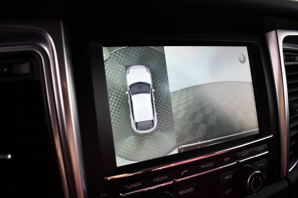 2016 Porsche Macan Image 25