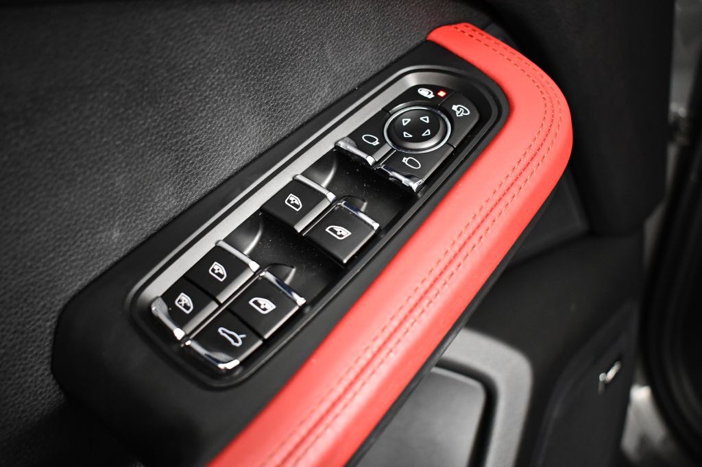 2016 Porsche Macan Image 26