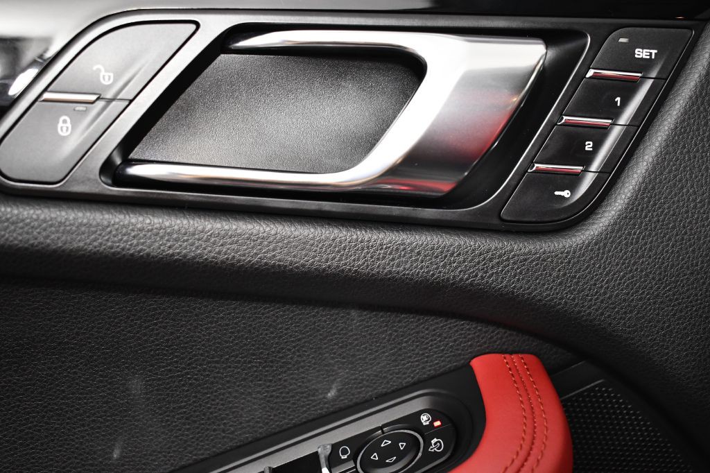 2016 Porsche Macan Image 27