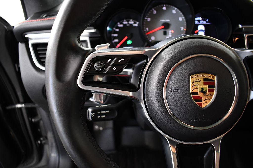 2016 Porsche Macan Image 32