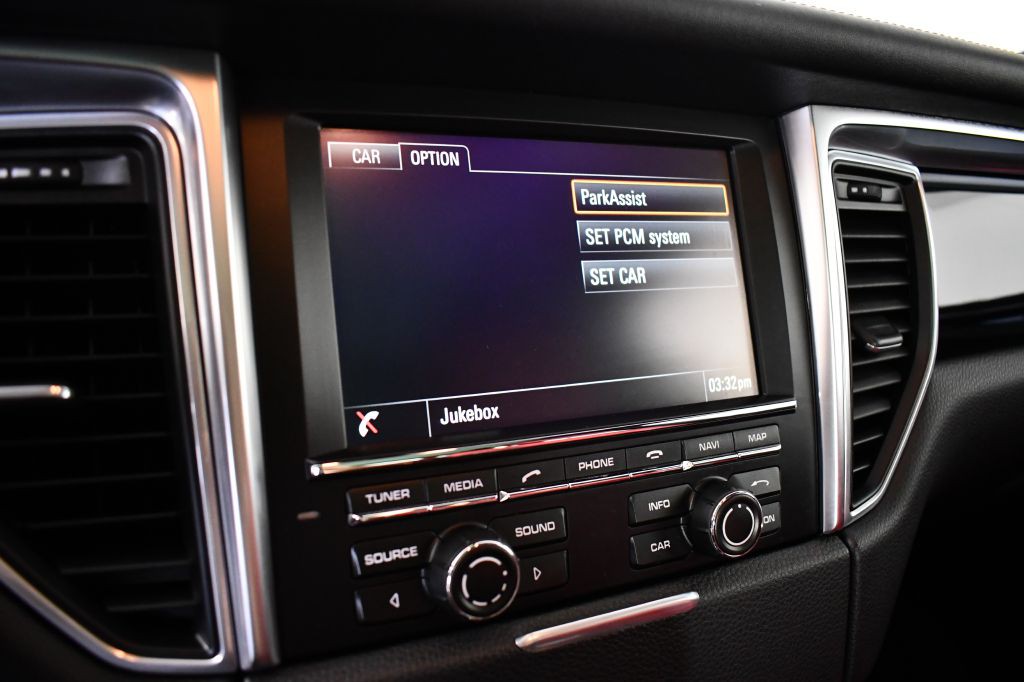 2016 Porsche Macan Image 35