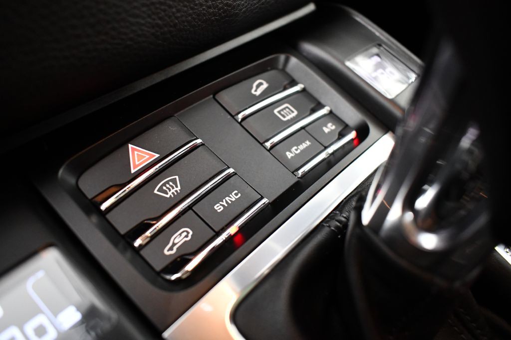 2016 Porsche Macan Image 38