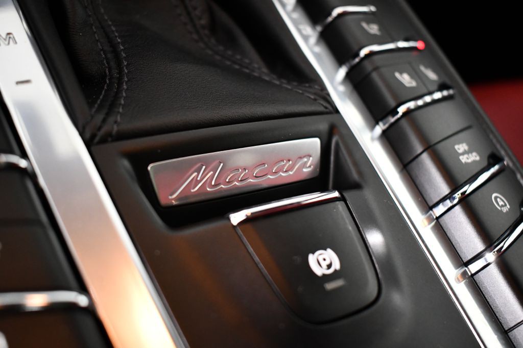 2016 Porsche Macan Image 39