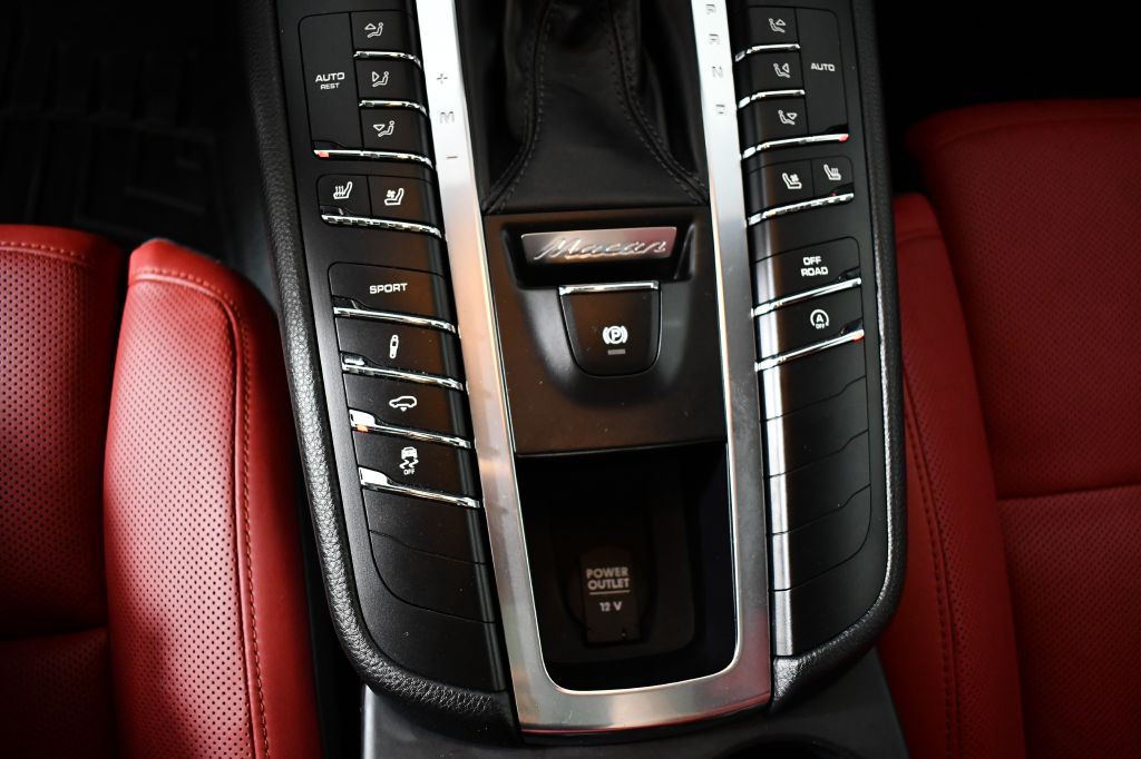 2016 Porsche Macan Image 40