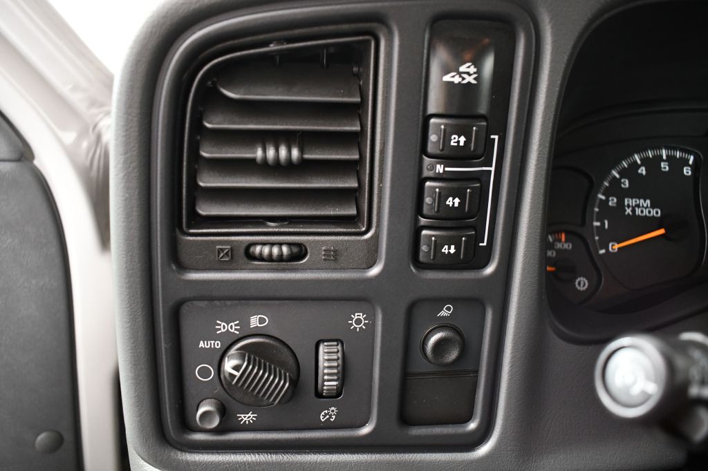 2004 Chevrolet Silverado 1500 Image 20