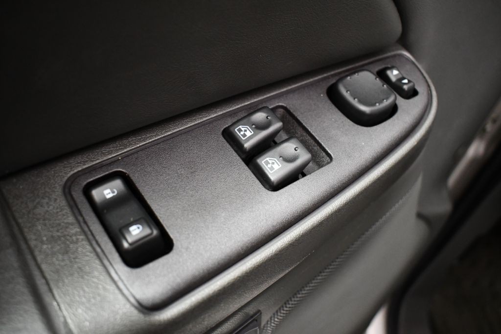 2004 Chevrolet Silverado 1500 Image 21