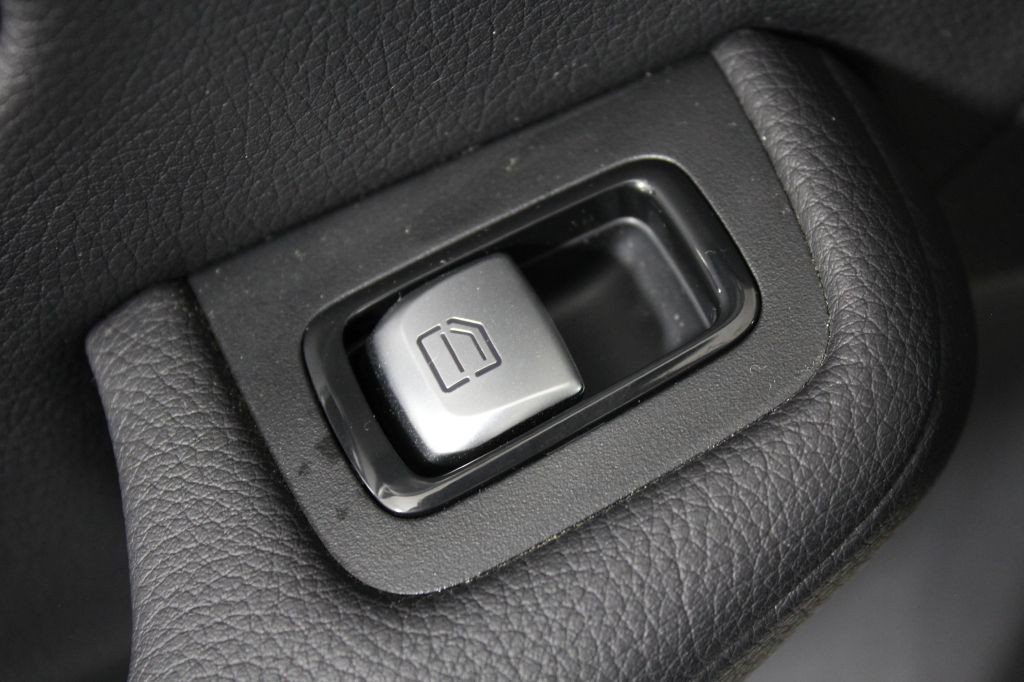 2016 Mercedes-Benz GLC-Class Image 31