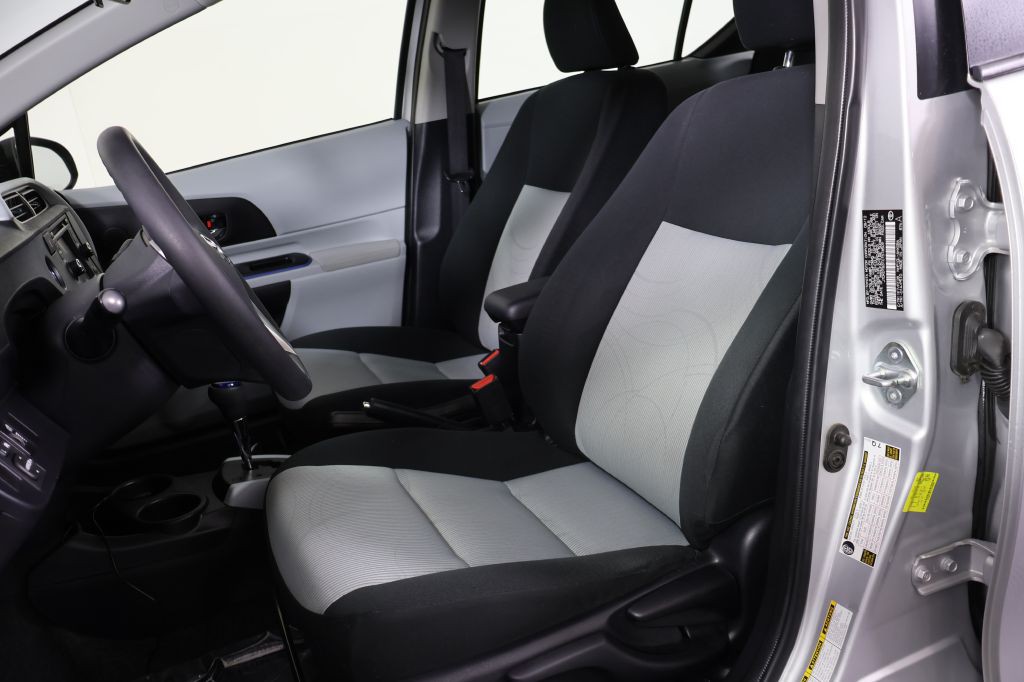 2012 Toyota Prius Image 13