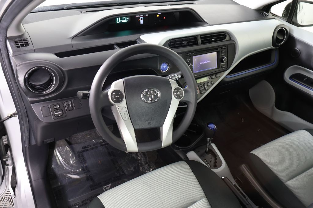 2012 Toyota Prius Image 15