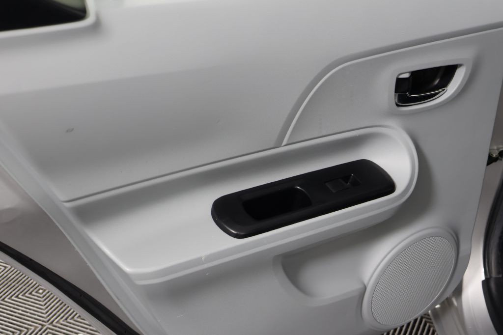 2012 Toyota Prius Image 32