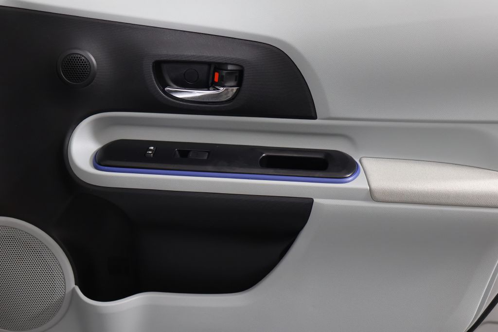 2012 Toyota Prius Image 34