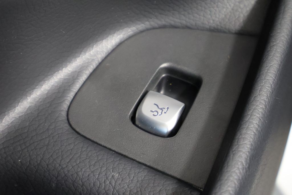 2017 Mercedes-Benz E-Class Image 27