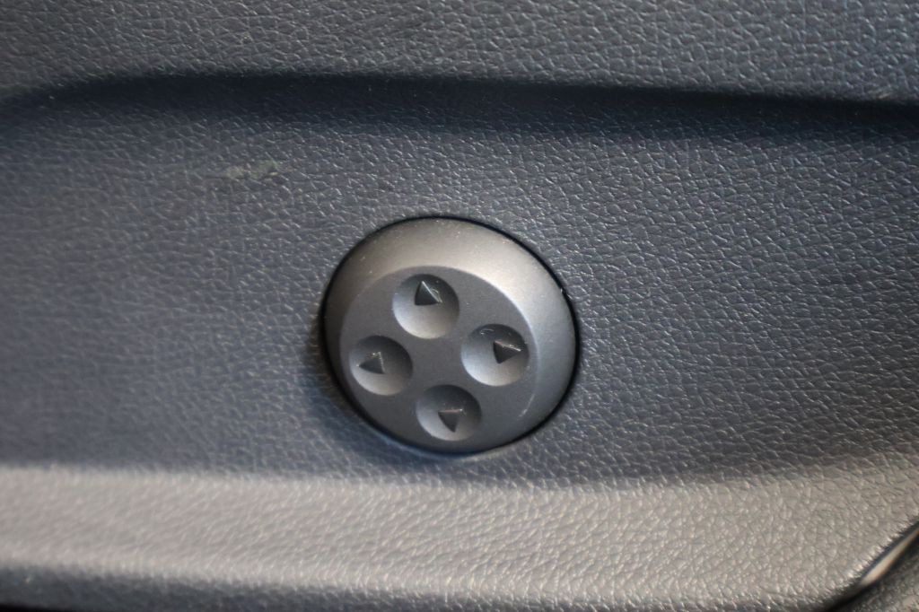 2017 Mercedes-Benz E-Class Image 28