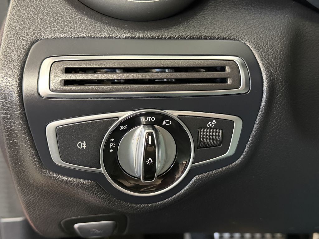 2016 Mercedes-Benz C-Class Image 40