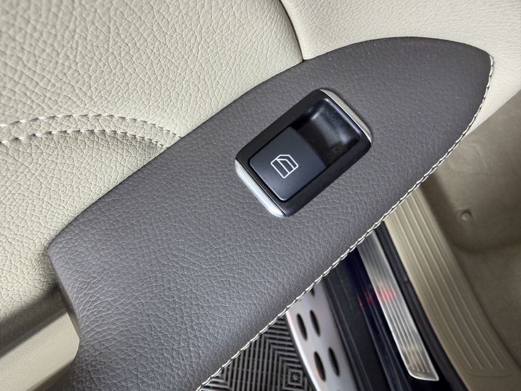 2012 Mercedes-Benz M-Class Image 25