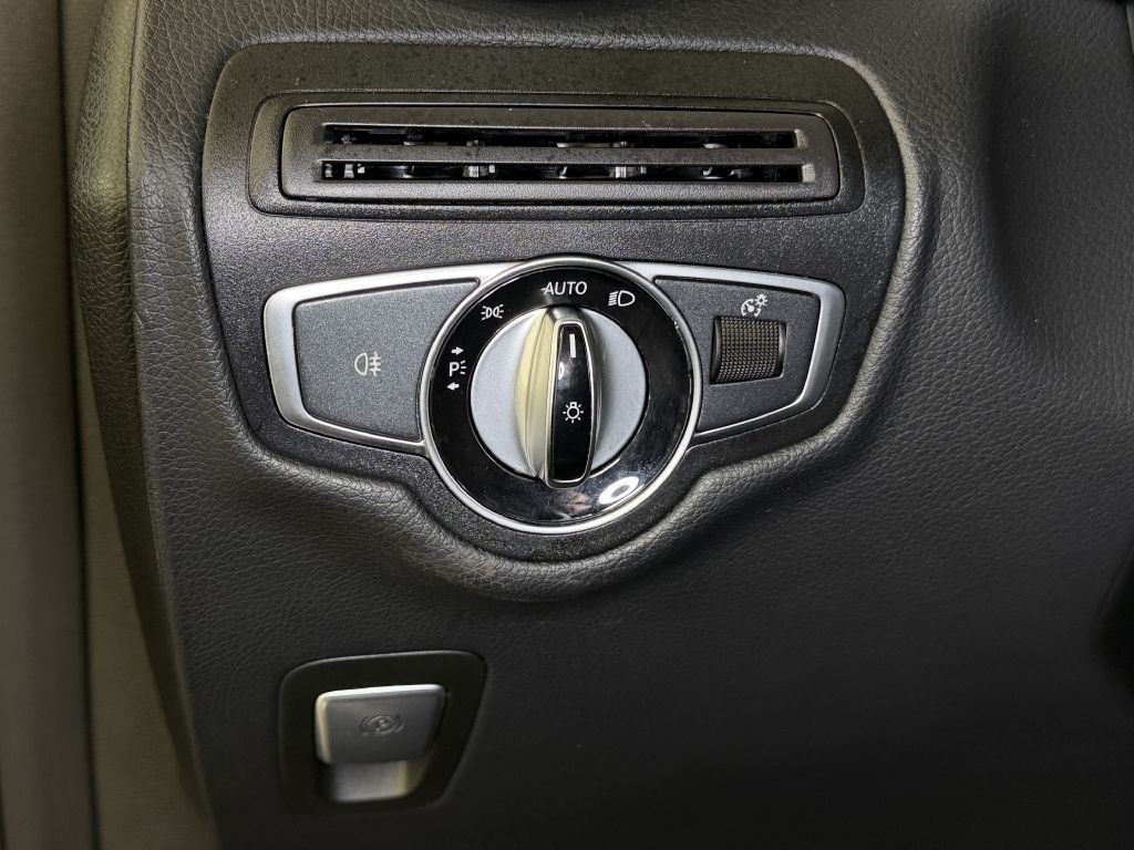 2017 Mercedes-Benz GLC-Class Image 27