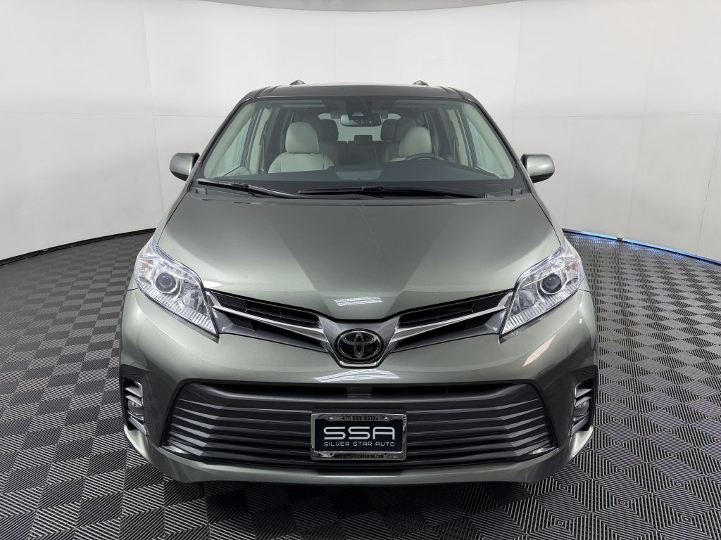 2018 Toyota Sienna Image 2