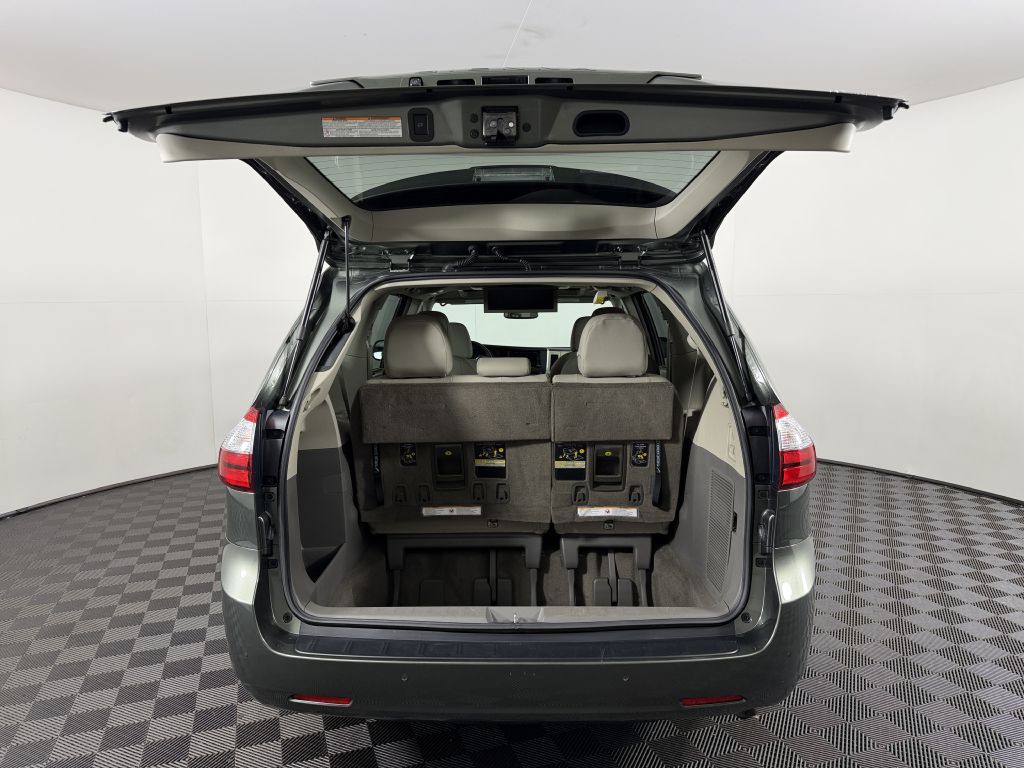 2018 Toyota Sienna Image 8