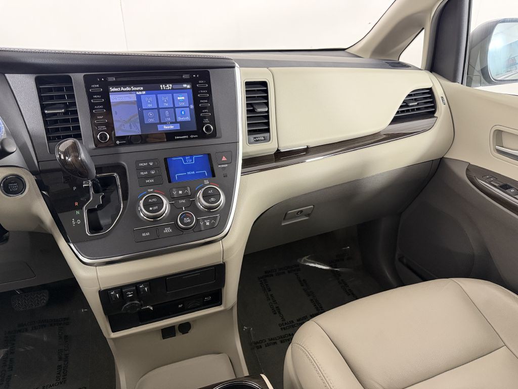 2018 Toyota Sienna Image 16