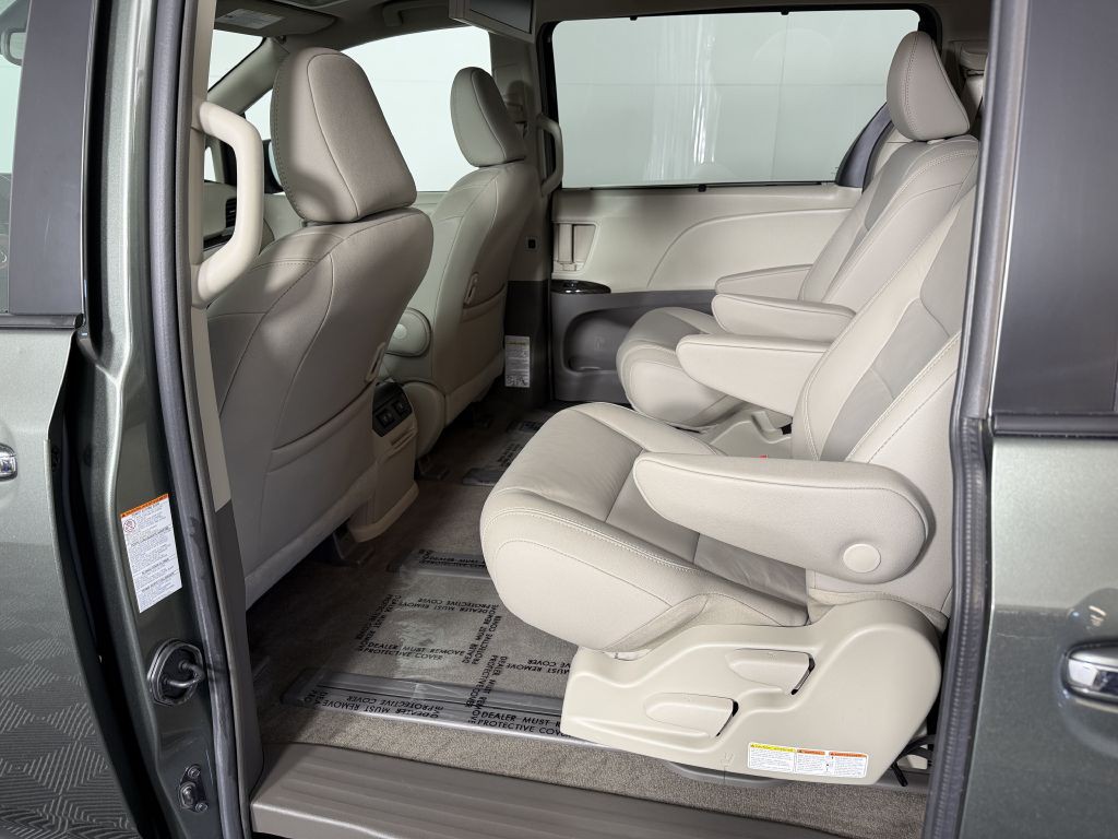 2018 Toyota Sienna Image 19